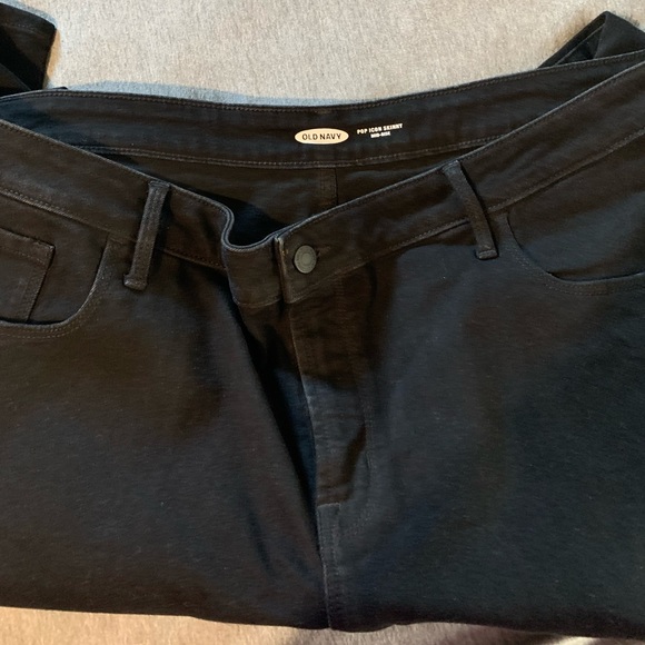 NWOT!! Plus size Old Navy black distressed jeans - Picture 2 of 5